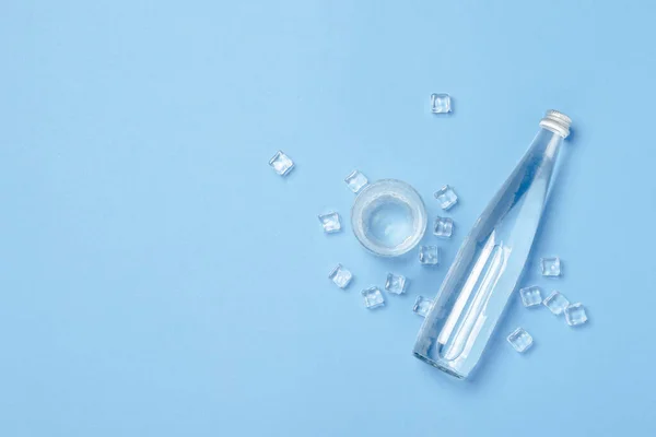 Скло Пляшки Скла Чистою Водою Синьому Фоні Кубиками Льоду Концепція — стокове фото
