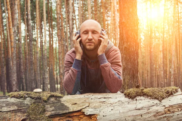 Hombre Con Auriculares Bosque Salvaje Concepto Viaje Senderismo Bosque Las — Foto de Stock