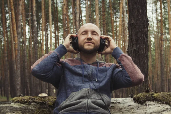 Hombre Con Auriculares Bosque Salvaje Concepto Viaje Senderismo Bosque Las — Foto de Stock