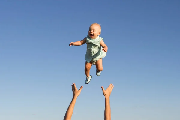 Мужчина Бросает Ребенка Голубое Небо Концепция Игры Детьми Счастливая Семья — стоковое фото