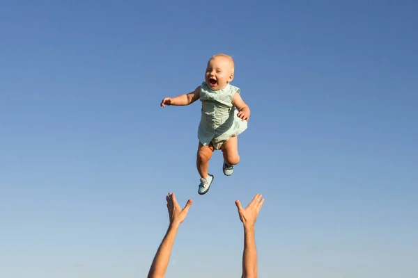 Mannen Kastar Upp Bebisen Mot Den Blå Himlen Begreppsspel Med — Stockfoto