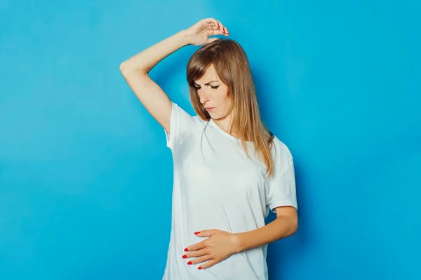 Chica Joven Una Camiseta Blanca Con Axilas Mojadas Sudor Sobre — Foto de Stock