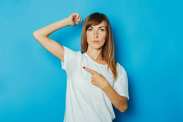 Chica Joven Con Una Camiseta Blanca Muestra Dedo Las Axilas — Foto de Stock