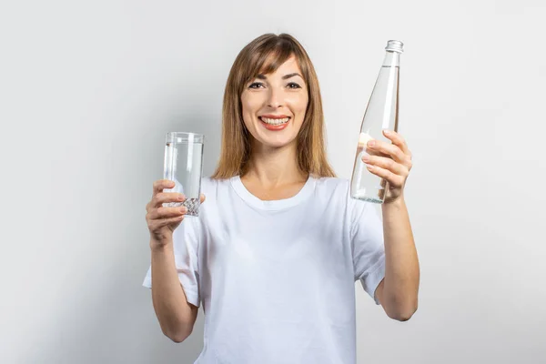 Une Jeune Femme Tient Une Bouteille Verre Avec Eau Claire — Photo