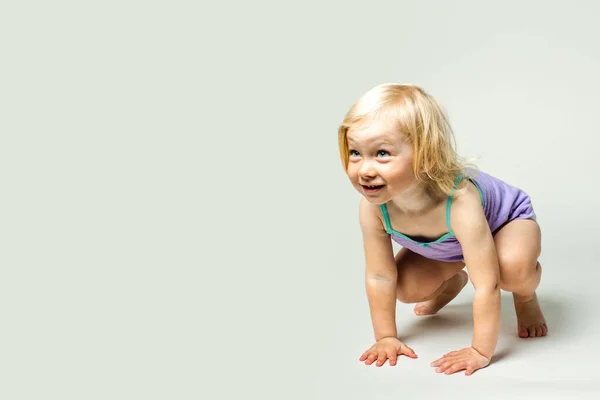 Belle Mignon Petit Bébé Souriant Faire Gymnastique Sur Fond Blanc — Photo