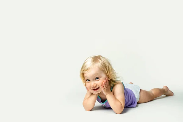 Hermosa Bebé Sonriendo Sosteniendo Sus Mejillas Sobre Estómago Sobre Fondo — Foto de Stock