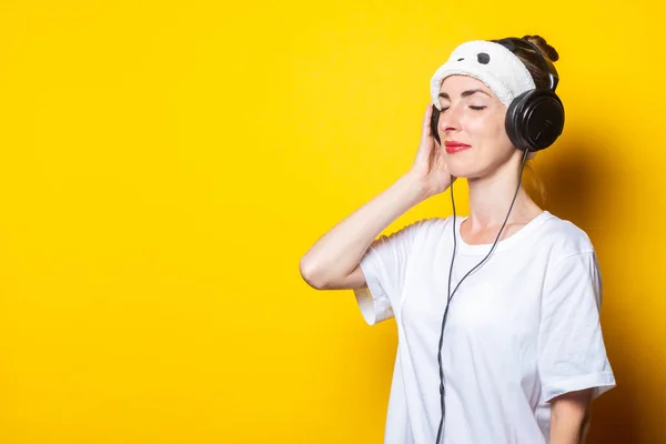 Mujer Joven Con Máscara Dormir Cerrada Auriculares Escuchando Música Sobre — Foto de Stock