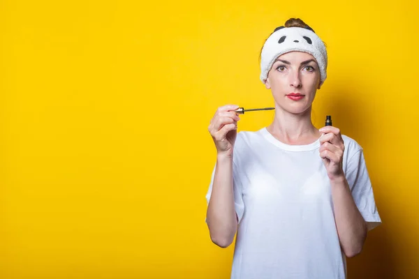 Jovencita Maquillada Con Rímel Las Manos Con Una Camiseta Blanca — Foto de Stock