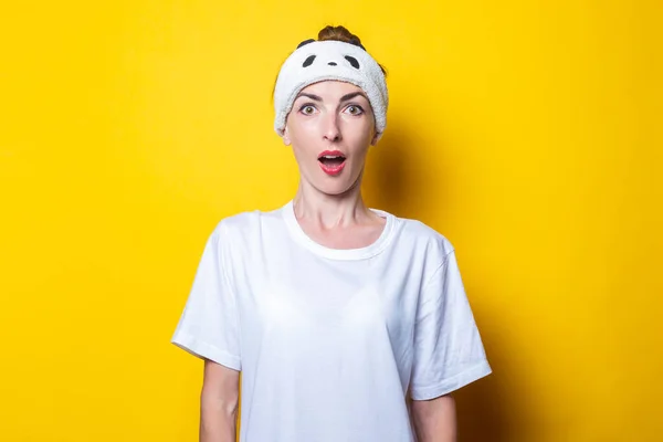 Mujer Joven Sorprendida Shock Con Una Camiseta Blanca Con Vendaje — Foto de Stock