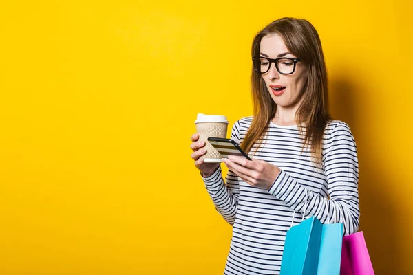 Jovem Com Sacos Compras Com Uma Xícara Papel Com Café — Fotografia de Stock