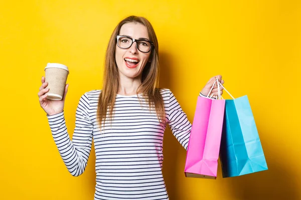 Fröhlich Lächelnde Junge Frau Hält Eine Pappbecher Mit Kaffee Und — Stockfoto