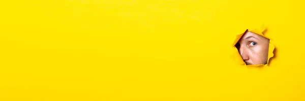 Jovem Olhando Com Olho Buraco Fundo Amarelo Rasgado Banner — Fotografia de Stock