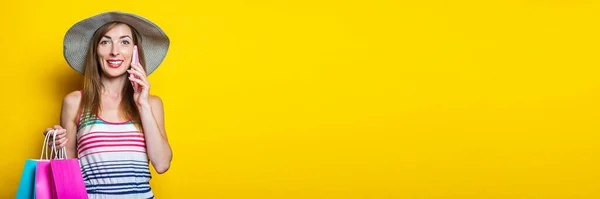 Piękna Młoda Kobieta Rozmawia Przez Telefon Trzyma Paczki Zakupami Żółtym — Zdjęcie stockowe