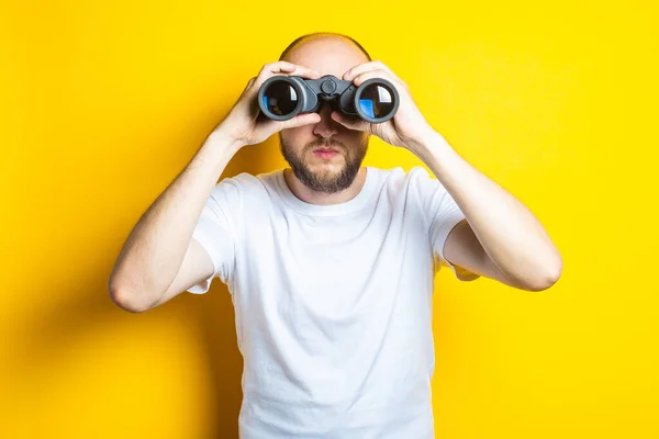 Young Man Beard Looking Binoculars Yellow Background — Stock Photo, Image