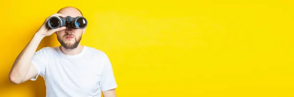 Sarı Arka Planda Dürbünle Bakan Sakallı Genç Bir Adam Pankart — Stok fotoğraf