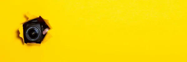 Cámara Profesional Negro Puede Ver Desde Cartón Amarillo Desgarrado Banner — Foto de Stock