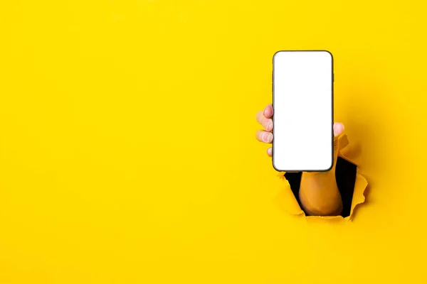 Main Féminine Sur Fond Jaune Tenant Téléphone Écran Allume Blanc — Photo