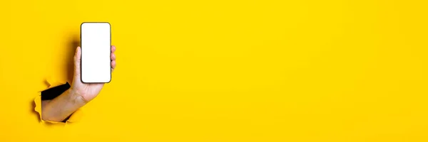 Mano Femenina Sobre Fondo Amarillo Sosteniendo Teléfono Vertical Banner — Foto de Stock