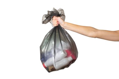 Kadın eli, beyaz izole edilmiş bir arka planda çöp torbası tutuyor. Ayrı çöp konsepti, plastiği durdur.