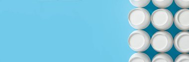 Mavi arka planda içecekler için boş kağıt bardak. Pankart. Düz yatış, üst görünüm.