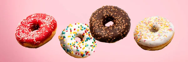 Donuts Voando Fundo Rosa Padaria Conceito Cozedura Levitação Banner — Fotografia de Stock