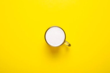 Sarı arka planda bira bardağı. Kavram serisi, film, spor. Pankart. Düz yatış, üst görünüm.