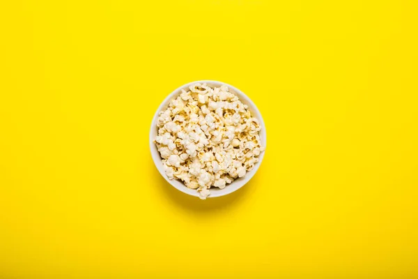 Tigela Com Pipoca Fundo Amarelo Série Conceitual Filme Desporto Banner — Fotografia de Stock