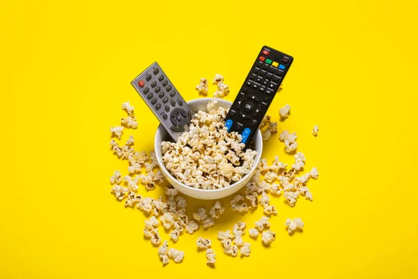 Due Telecomandi Dalla Sintonizzatore Trovano Una Ciotola Con Popcorn Uno — Foto Stock