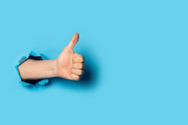 Erkek el, mavi arka planda el hareketi yapar. Pankart. Her şey yolunda gibi..