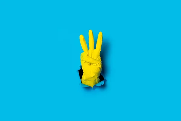 Guante Mano Amarillo Mostrando Tres Dedos Sobre Fondo Azul Brillante — Foto de Stock