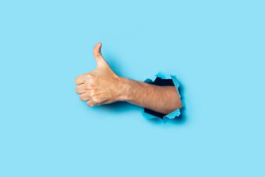 Erkek el, mavi arka planda el hareketi yapar. Pankart. Her şey yolunda gibi..