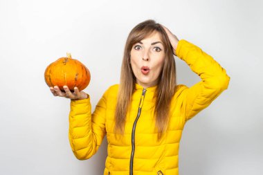 Ted Surat ve arka planda kafasını tutan bir balkabağı eli. Cadılar Bayramı konsepti, sonbahar, kutlama.