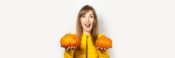 Happy Young Girl Yellow Jacket Holds Two Pumpkins Light Background — Stock Photo, Image