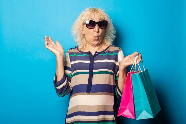 Mujer Vieja Con Cara Sorprendida Sosteniendo Bolsas Compras Sobre Fondo —  Fotos de Stock