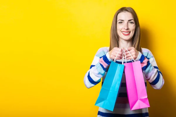 Mujer Joven Con Una Sonrisa Suéter Sostiene Bolsas Compras Con —  Fotos de Stock