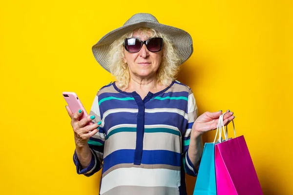 Mulher Velha Chapéu Óculos Detém Sacos Compras Com Compras Telefone — Fotografia de Stock