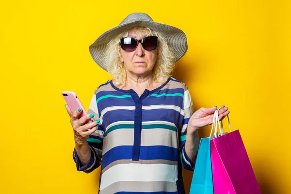 Alte Frau Mit Hut Und Brille Hält Einkaufstüten Mit Einkäufen — Stockfoto