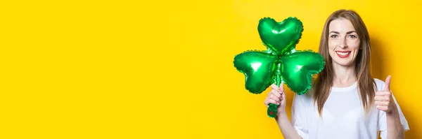 Young Woman Smile Holds Clover Leaf Balloon Her Hands Makes — Stock Photo, Image