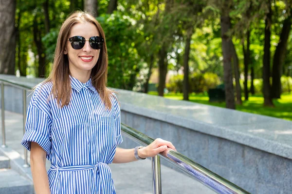 Elbiseli Gözlüklü Genç Kadın Parktaki Merdivenlerden Iniyor — Stok fotoğraf