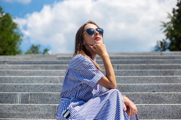 Jovem Mulher Vestido Senta Passos Parque — Fotografia de Stock