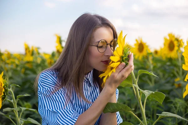 Mujer Joven Vestido Gafas Disfrutando Flores Campo Girasol —  Fotos de Stock