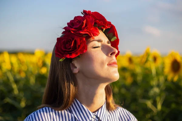 Mujer Joven Con Los Ojos Cerrados Usando Una Corona Flores — Foto de Stock
