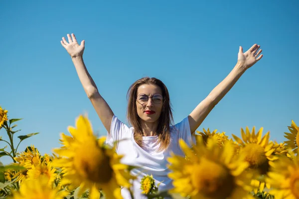 Mujer Joven Una Camiseta Blanca Gafas Con Las Manos Levantadas — Foto de Stock