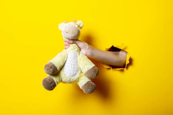Ruka Drží Dětskou Hračku Žlutém Pozadí Ruční Údery Pozadí — Stock fotografie