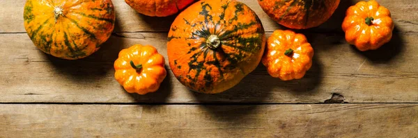 Pompoenen Een Houten Achtergrond Oogstconcept Herfst Halloween Avond Een Spandoek — Stockfoto