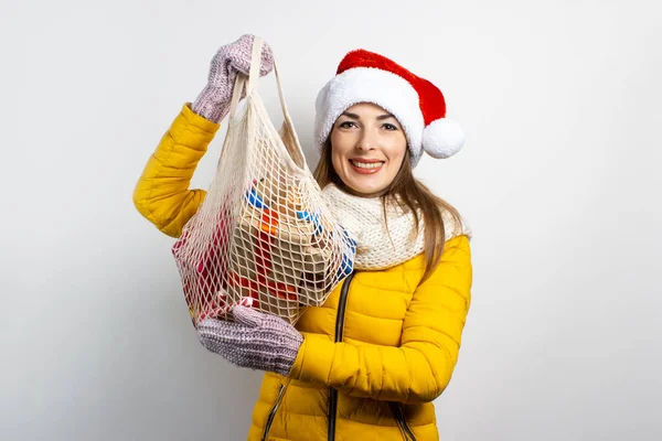 Mujer Joven Con Sombrero Santa Claus Sostiene Una Bolsa Compras — Foto de Stock