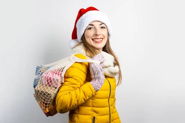 Mujer Joven Con Sombrero Santa Claus Sostiene Una Bolsa Compras — Foto de Stock