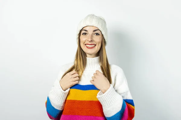 Mulher Jovem Com Sorriso Chapéu Suéter Fundo Branco Conceito Inverno — Fotografia de Stock