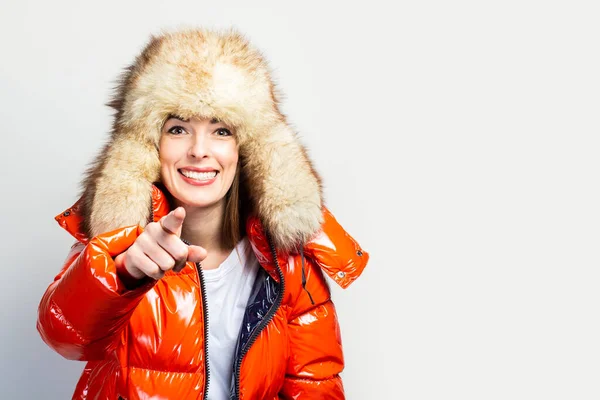 Fröhliches Junges Mädchen Roter Jacke Und Pelzmütze Blickt Die Kamera — Stockfoto