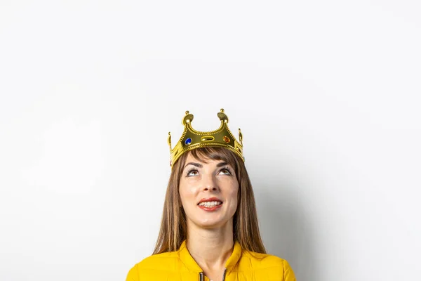 Молодая Женщина Желтой Куртке Золотой Короне Светлом Фоне Эмоциональный Смех — стоковое фото